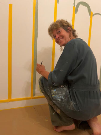 Catharina Nieuwenhout schildert een bedhoofd